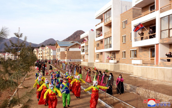 朝鲜：各地农村相继迎来乔迁之喜