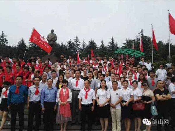 各地人民自发纪念毛主席逝世40周年