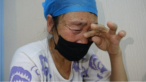 父亲雪天扮太监下跪赚救命钱