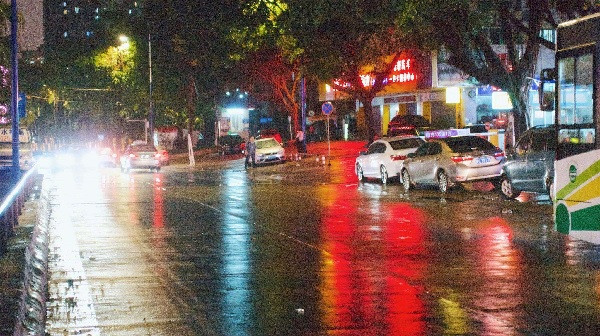 湿漉漉的街道：后现代城市化标签解构