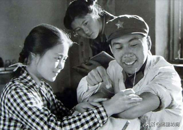 老照片:广阔天地把根扎 1968年到1985年遍布乡村的赤脚医生