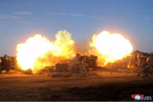 金正恩指导人民军远程炮兵部队和空军飞行队火力打击训练