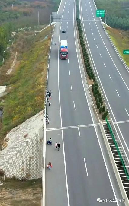 大老板对逃离富士康的员工百般辱骂，而老百姓却对他们提供饮食，你还不懂亲不亲阶级分吗？！