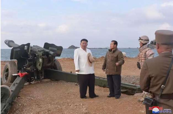 金正恩指导人民军远程炮兵部队和空军飞行队火力打击训练