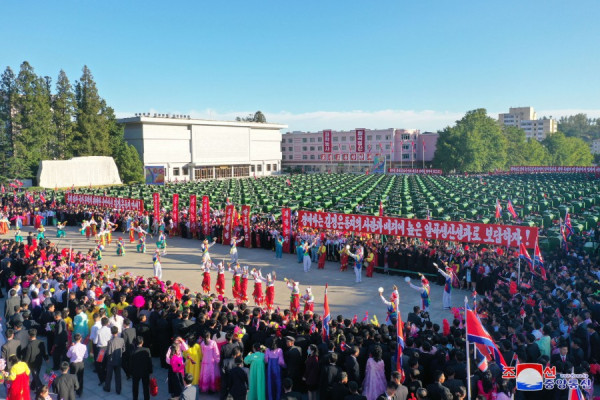 朝中社：敬爱的金正恩同志送给黄海南道的农机转交仪式举行