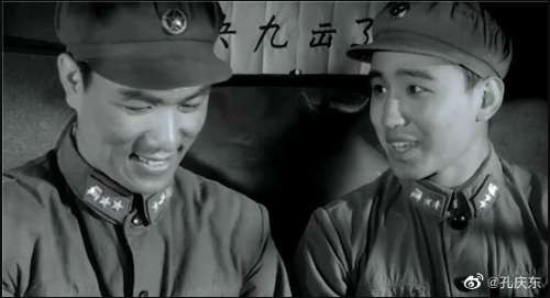 孔庆东：发了一段电影《雷锋》里面雨中送母子的片段