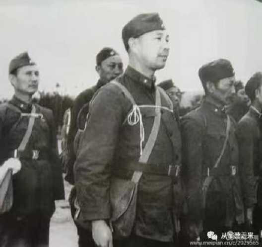 毛主席一声号令，将军们踊跃下连队当兵