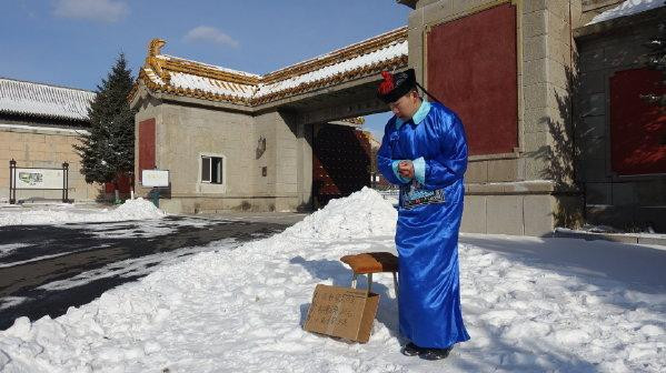 父亲雪天扮太监下跪赚救命钱