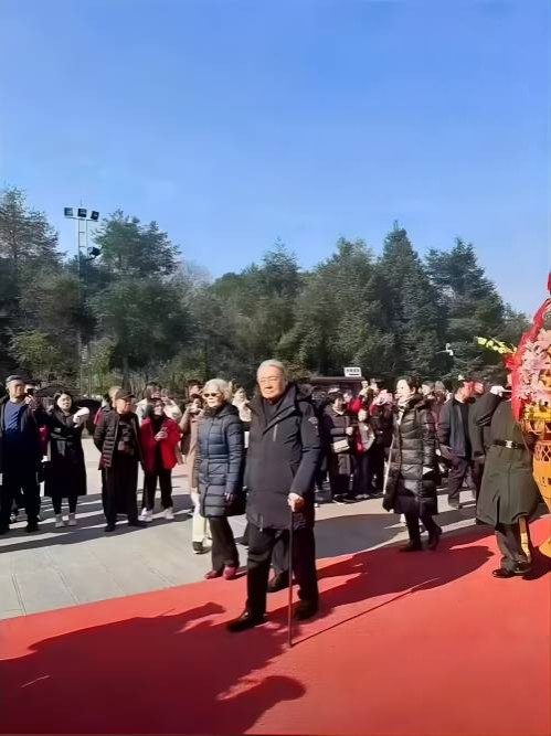 12月24日毛远新和夫人去韶山广场纪念毛主席诞辰130周年