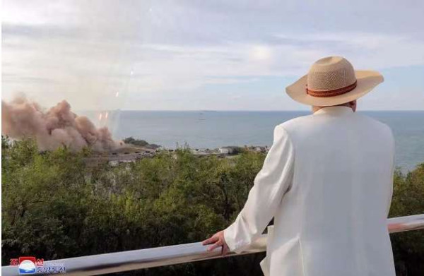 金正恩指导人民军远程炮兵部队和空军飞行队火力打击训练