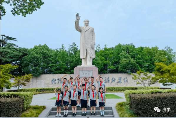 和少先队员一起了解十月公社毛主席像的来历：谁还能把毛主席和老百姓隔开呢？