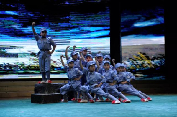 南街村隆重举行纪念毛主席诞辰125周年活动