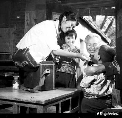 老照片:广阔天地把根扎 1968年到1985年遍布乡村的赤脚医生
