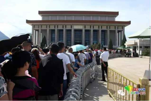 各地人民自发纪念毛主席逝世40周年