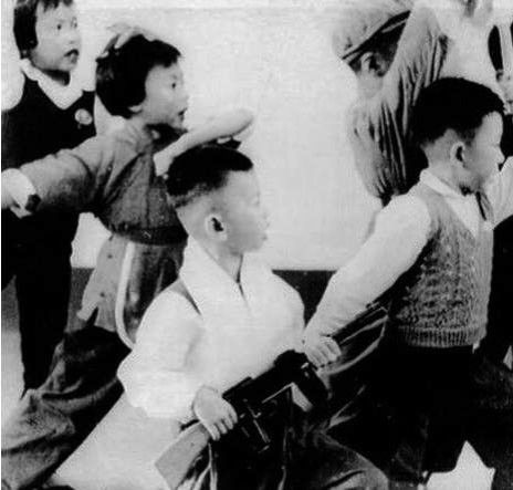 毛主席是如何关心少年儿童的？现在也要重视从娃娃开始培养革命接班人！