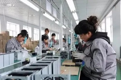 被“骗”进工厂后，她发问：年轻人的未来在何方？