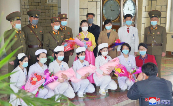 平壤妇产医院第５２２个三胞胎健康出院
