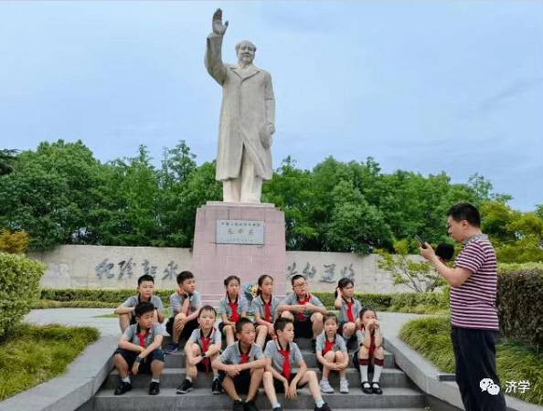 和少先队员一起了解十月公社毛主席像的来历：谁还能把毛主席和老百姓隔开呢？