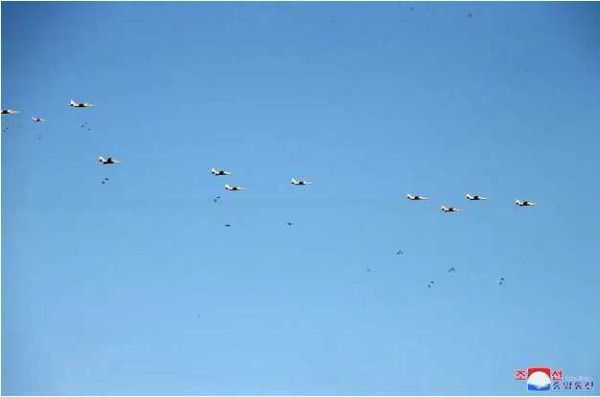 金正恩指导人民军远程炮兵部队和空军飞行队火力打击训练