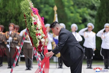 金正恩向毛岸英之墓献花：人民英雄，人民永远怀念