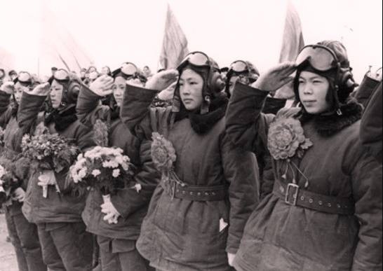 庆祝三八节：1952年3月8日 新中国第一批女飞行员飞过天安门上空