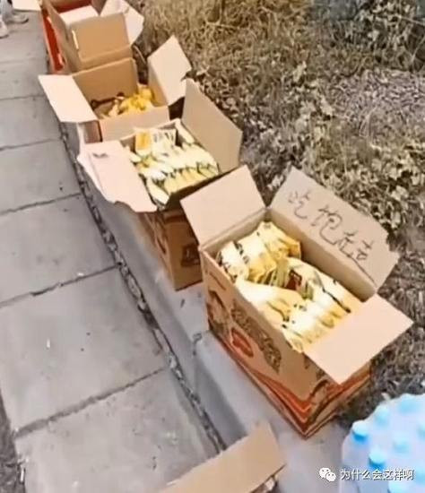 大老板对逃离富士康的员工百般辱骂，而老百姓却对他们提供饮食，你还不懂亲不亲阶级分吗？！