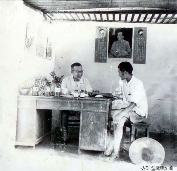 老照片:广阔天地把根扎 1968年到1985年遍布乡村的赤脚医生