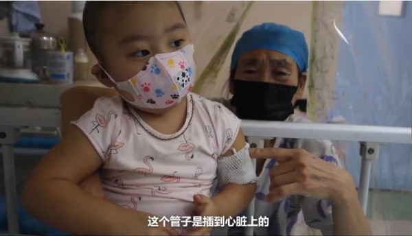 父亲雪天扮太监下跪赚救命钱