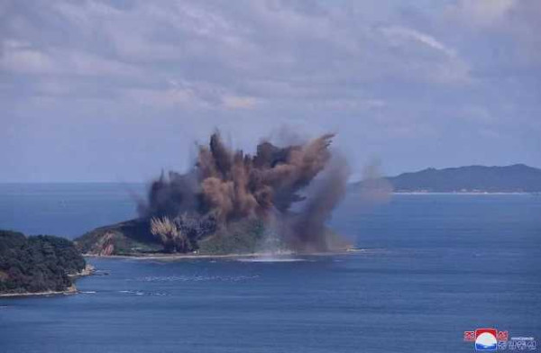 金正恩指导人民军远程炮兵部队和空军飞行队火力打击训练