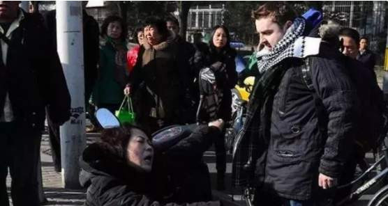 我们去中国吧！中国人当我们是上帝！”“洋垃圾们”在中国为什么会有这么多嚣张的资本