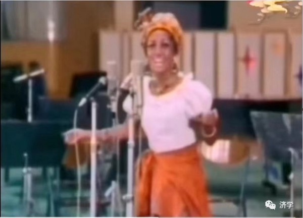 记得朱明瑛演唱《咿呀呀噢雷噢》吗?那个国家的总统刚瞻仰毛主席纪念堂了