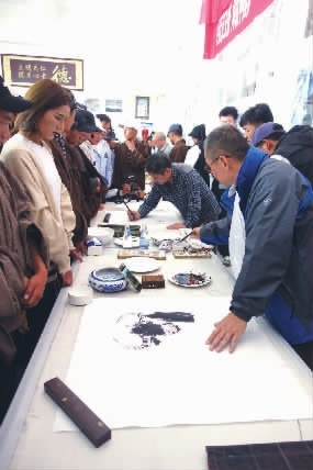 在玉树人民心中绘出多彩画卷