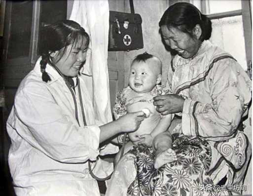 老照片:广阔天地把根扎 1968年到1985年遍布乡村的赤脚医生
