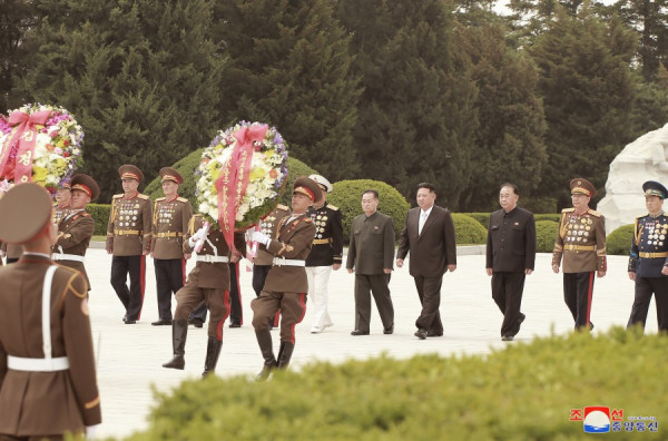 朝中社：敬爱的金正恩同志参谒大城山革命烈士陵园