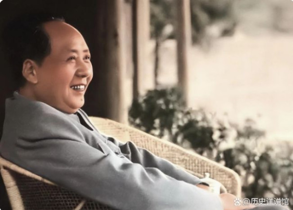 2000年记者采访一老人，看到其家人与毛主席合照，老人：不要宣扬
