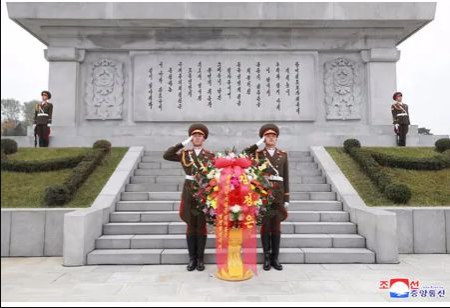 金正恩同志分别向辽宁省沈阳市抗美援朝烈士陵园和丹东市抗美援朝纪念塔送花篮，以纪念中国人民志愿军赴朝参战７０周年