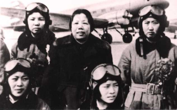 庆祝三八节：1952年3月8日 新中国第一批女飞行员飞过天安门上空