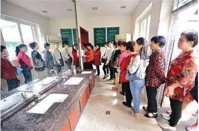 交警大厅冷热两重天、医保窗口老人跪地签字……这些“孙连成”式窗口...