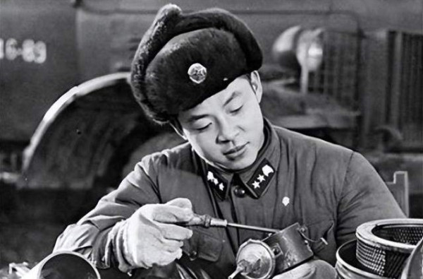 雷锋是工程兵，任正非是基建工程兵：他们都是毛主席的好学生好战士