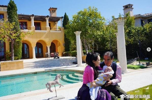 傅晓田在美国诞下一子