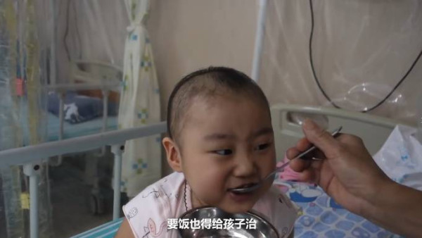 父亲雪天扮太监下跪赚救命钱