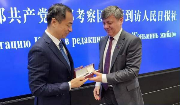 临别北京，结束访问：俄共中央新闻代表团登机前要求拜谒毛主席纪念堂