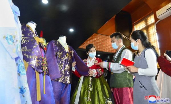 朝鲜:不同款式服装符合民族情趣和现代审美观