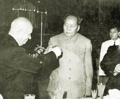 毛泽东领导中国人民打破核垄断
