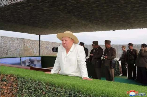 金正恩指导人民军远程炮兵部队和空军飞行队火力打击训练