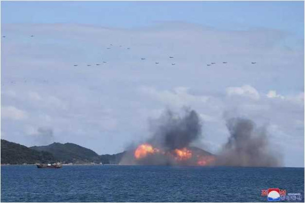 金正恩指导人民军远程炮兵部队和空军飞行队火力打击训练