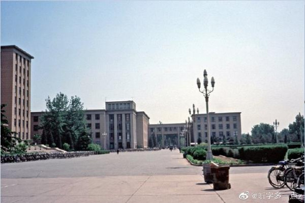 1984年  北京市的清华大学内的主楼及毛塑像还有大礼堂