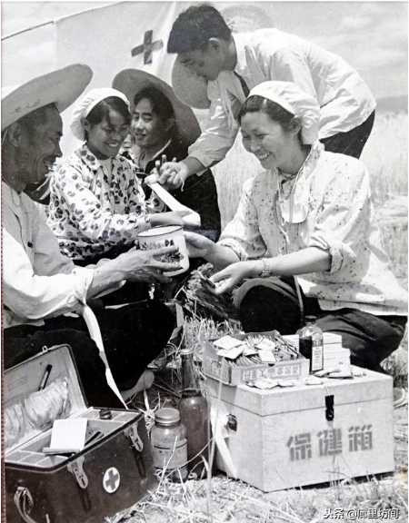 老照片:广阔天地把根扎 1968年到1985年遍布乡村的赤脚医生