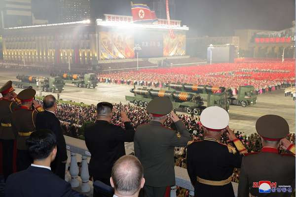 庆祝伟大的祖国解放战争胜利70周年阅兵式隆重举行