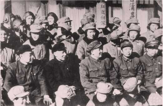 庆祝三八节：1952年3月8日 新中国第一批女飞行员飞过天安门上空